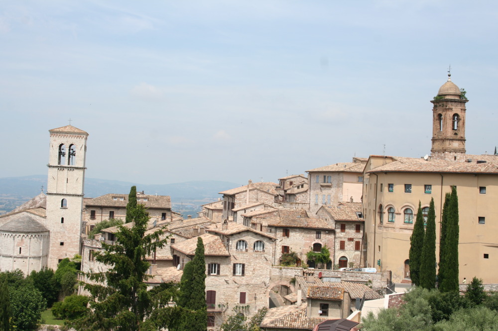 Assisi Franziskusweg Blick auf die Basilika San Francesco in Assisi