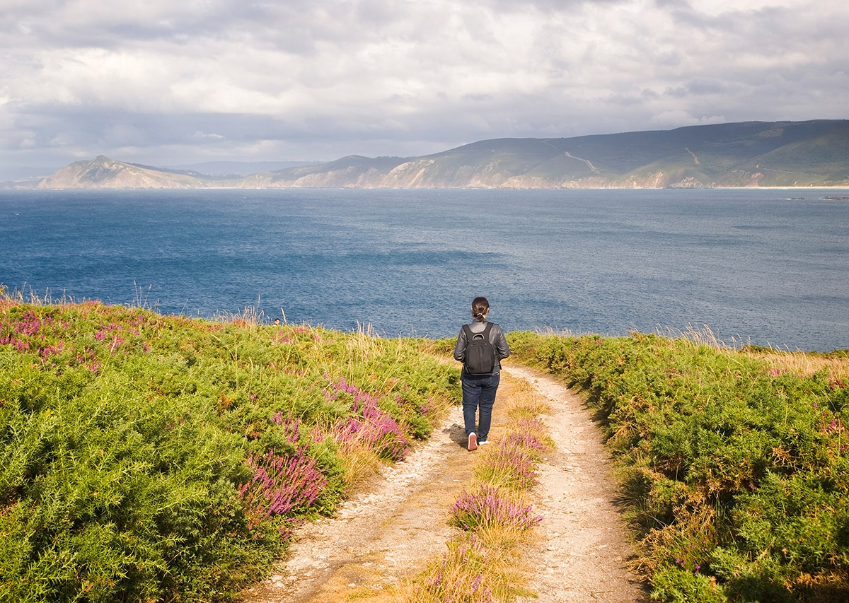 Küstenwanderweg Wanderer an der Costa da Morte
